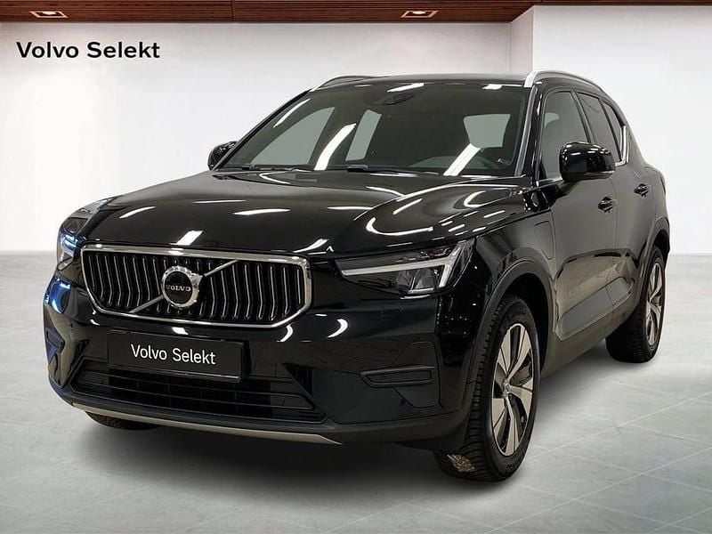 Svart Begagnad 2023 Volvo XC40 Core SUV | 379 000 kr (Marknadspris) - Bild 1/4