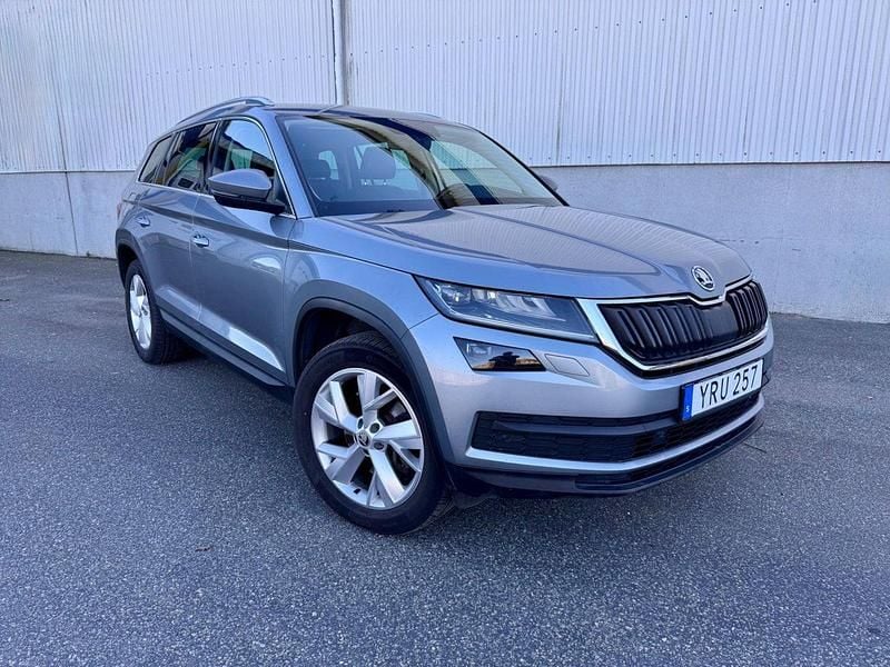 Grå Begagnad 2018 Skoda Kodiaq SUV | 244 900 kr (Marknadspris) - Bild 1/2