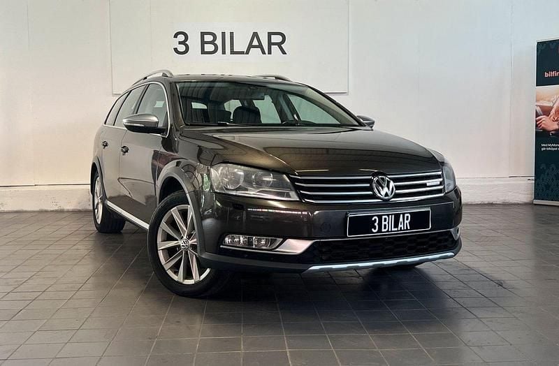 Mörkbrun Begagnad 2013 VW Passat Alltrack Kombi | 79 900 kr (Marknadspris) - Bild 1/4