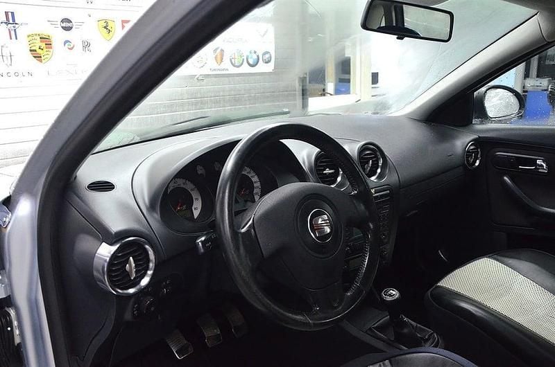 Begagnad Seat Ibiza 75 HK (55 kW) 2005 Silver Halvkombi