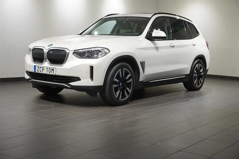 Vit Begagnad 2021 BMW iX3 Shadowline SUV | 389 500 kr (Marknadspris) - Bild 1/4