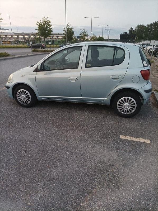 Blå Begagnad 2005 Toyota Yaris Halvkombi | 34 900 kr (Marknadspris) - Bild 1/4