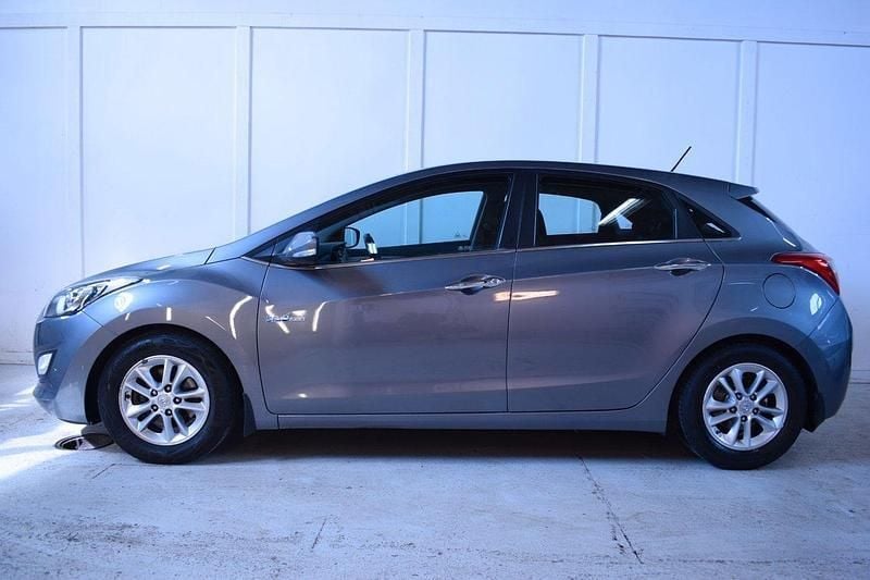 Grå Begagnad 2014 Hyundai i30 Halvkombi | 64 900 kr (Marknadspris) - Bild 1/4