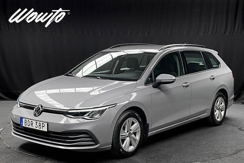 Grå Begagnad 2023 VW Golf VIII Kombi | 269 800 kr (Marknadspris) - Bild 1/3