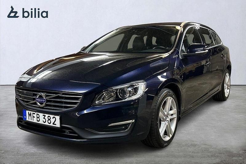 Mörkblå Begagnad 2018 Volvo V60 Momentum Kombi | 189 900 kr (Marknadspris) - Bild 1/3