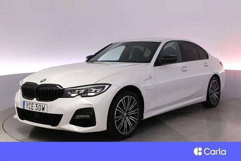 Vit Begagnad 2020 BMW 330e M Sport Sedan | 339 900 kr (Marknadspris) - Bild 1/4