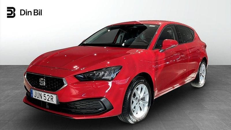 Röd (pure red) Begagnad 2023 Seat Leon Style Kombi | 194 900 kr (Marknadspris) - Bild 1/4