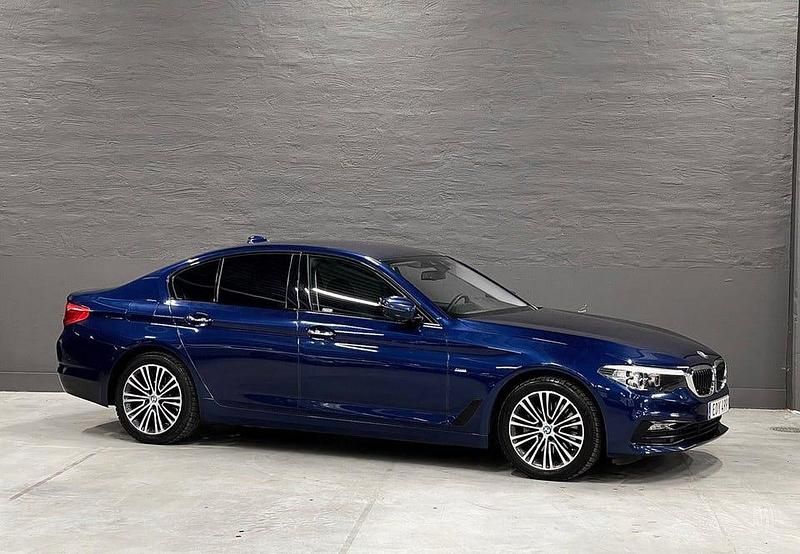 Blå metallic Begagnad 2018 BMW 530 Sedan | 289 900 kr (Marknadspris) - Bild 1/4