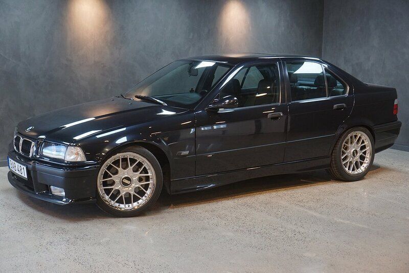 Svart Begagnad 1996 BMW M3 Sedan | 289 900 kr - Bild 1/4