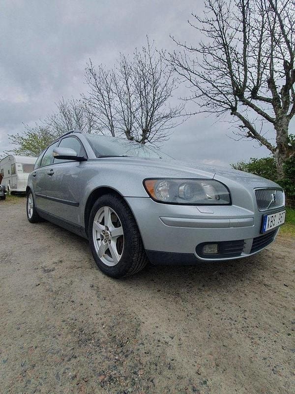 Silver Begagnad 2006 Volvo V50 Kinetic Kombi | 9 500 kr (Bra pris) - Bild 1/4