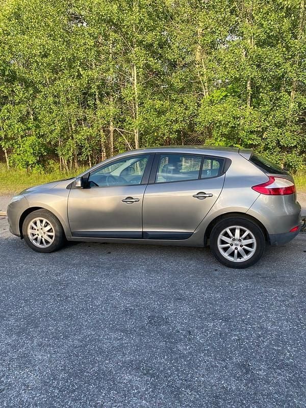 Begagnad 2011 Renault Mégane III Halvkombi | 30 000 kr (Marknadspris) - Bild 1/4