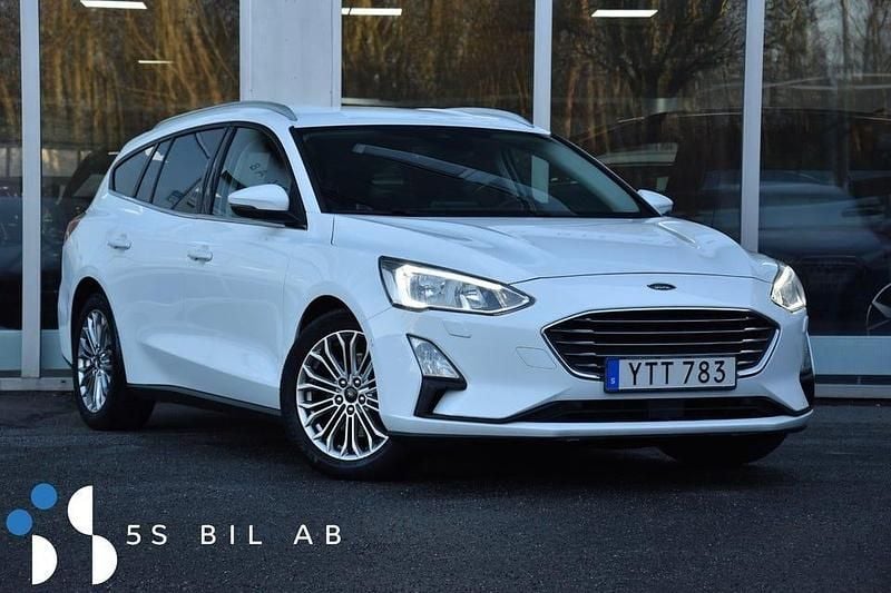 Vit Begagnad 2018 Ford Focus Titanium Kombi | 139 900 kr (Marknadspris) - Bild 1/2
