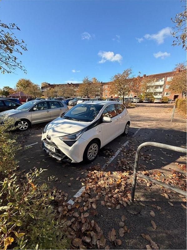 Vit Begagnad 2021 Toyota Aygo X-play Halvkombi | 107 000 kr (Marknadspris) - Bild 1/4