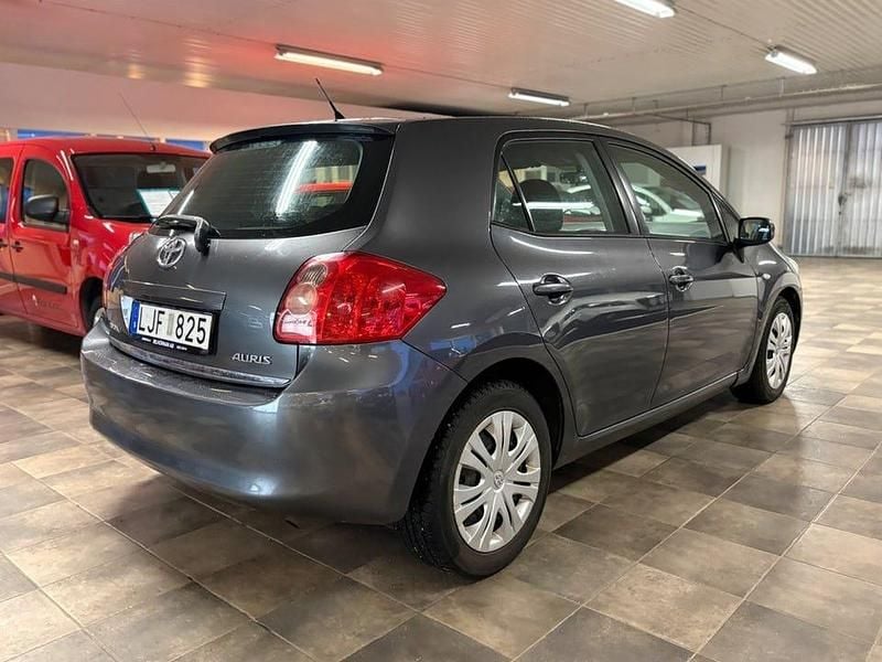 Begagnad Toyota Auris 124 HK (91 kW) 2007 Grå Halvkombi
