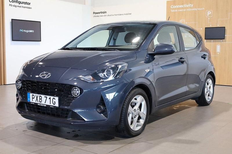 Grå Begagnad 2022 Hyundai i10 Advanced Halvkombi | 134 800 kr (Marknadspris) - Bild 1/3