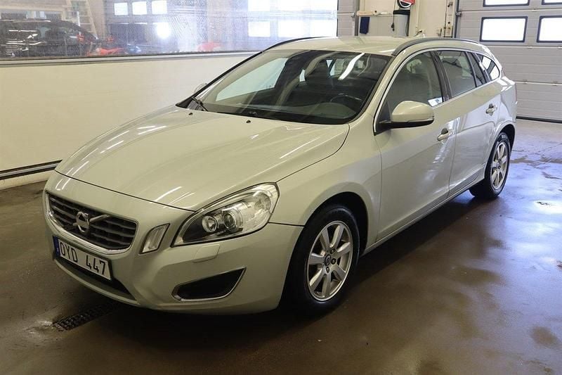 Vit Begagnad 2011 Volvo V60 Momentum Kombi | 45 000 kr (Superpris) - Bild 1/4
