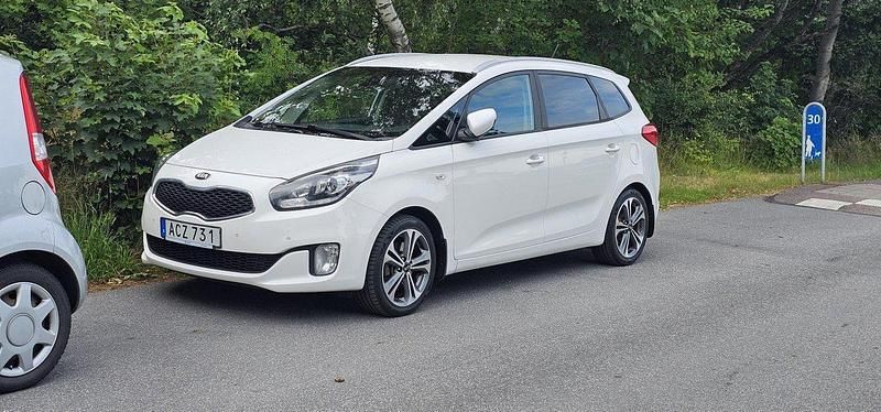 Vit Begagnad 2016 Kia Carens 2 Minibuss | 125 000 kr (Lite dyr) - Bild 1/4