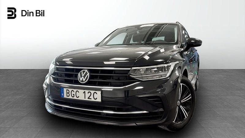 Grå Begagnad 2021 VW Tiguan Pro SUV | 289 900 kr (Marknadspris) - Bild 1/4