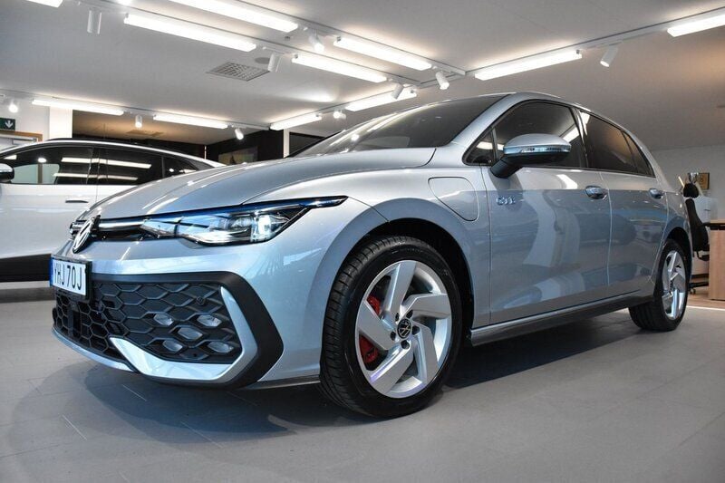 Silver (oyster silver metallic black) Begagnad 2024 VW Golf VIII GTE Halvkombi | 484 899 kr - Bild 1/4