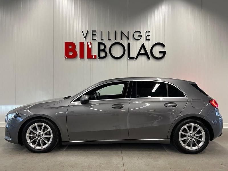 Grå Begagnad 2019 Mercedes A200 Halvkombi | 209 500 kr (Bra pris) - Bild 1/4