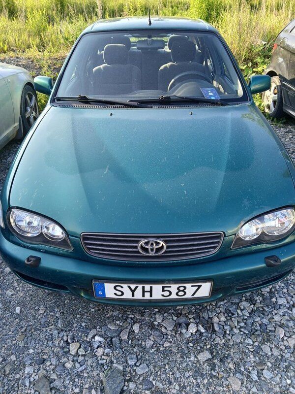 Grön Begagnad 2001 Toyota Corolla Halvkombi | 23 000 kr (Marknadspris) - Bild 1/4
