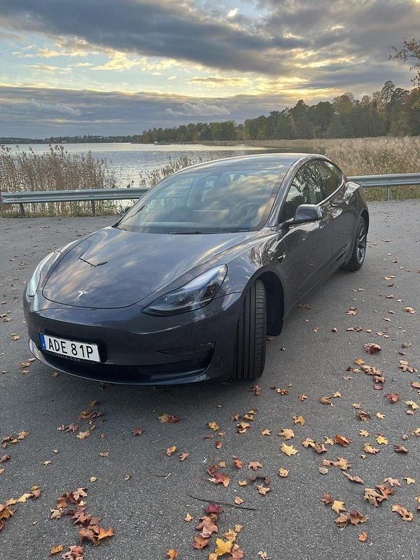 Grå Begagnad 2023 Tesla Model 3 Long Range AWD Sedan | 375 000 kr (Marknadspris) - Bild 1/4