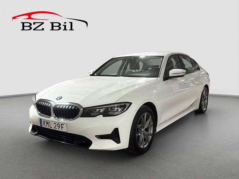 Vit Begagnad 2019 BMW 320 Sport Line Sedan | 259 900 kr (Bra pris) - Bild 1/4