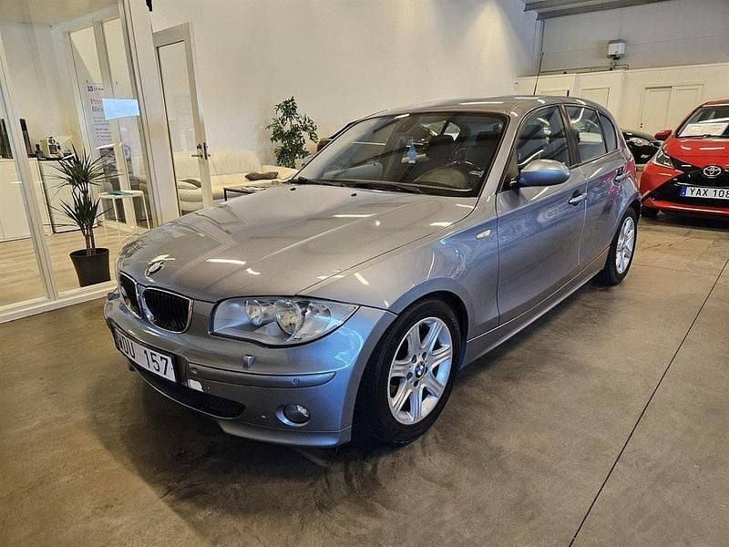 Ljusblå Begagnad 2004 BMW 120 Advantage Halvkombi | 54 900 kr (Marknadspris) - Bild 1/4