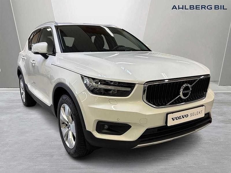 Vit Begagnad 2021 Volvo XC40 Momentum SUV | 309 500 kr (Lite dyr) - Bild 1/3