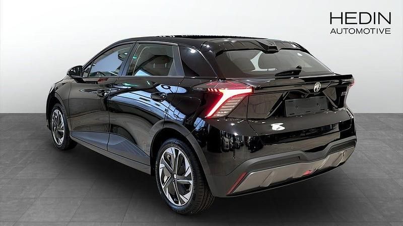 Begagnad MG MG4 EV 125 kW (170 HK) 2024 Svart Halvkombi