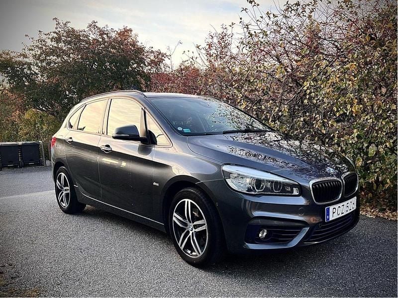 Grå Begagnad 2017 BMW 220 Active Tourer Sport Line Minibuss | 149 000 kr (Superpris) - Bild 1/4