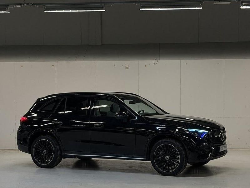 Svart Begagnad 2023 Mercedes GLC400d SUV | 679 900 kr - Bild 1/4