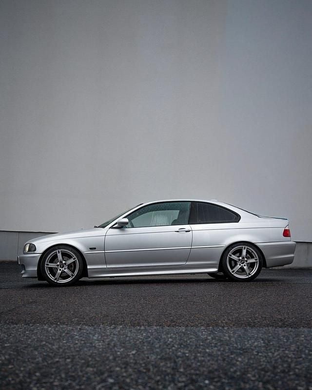 Begagnad 2003 BMW 325 Sportkupé | 90 000 kr (Marknadspris) - Bild 1/4