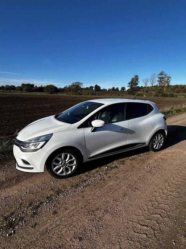Vit Begagnad 2018 Renault Clio IV Intens Halvkombi | 89 000 kr (Marknadspris) - Bild 1/2