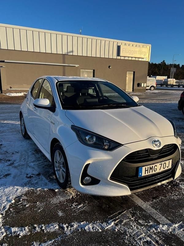 Vit Begagnad 2021 Toyota Yaris Hybrid Halvkombi | 149 900 kr (Bra pris) - Bild 1/4