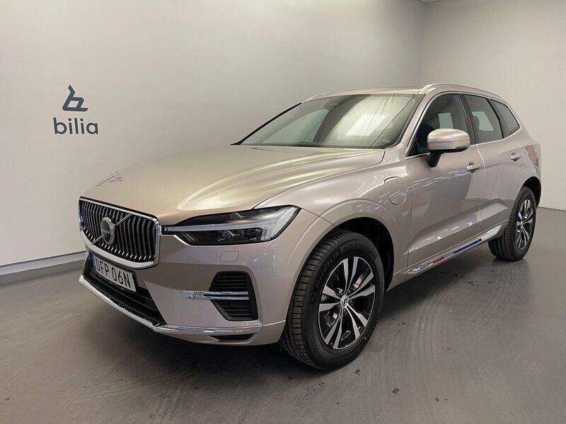Ljusgrå (grå) Ny 2024 Volvo XC60 Core SUV | 569 900 kr (Marknadspris) - Bild 1/4
