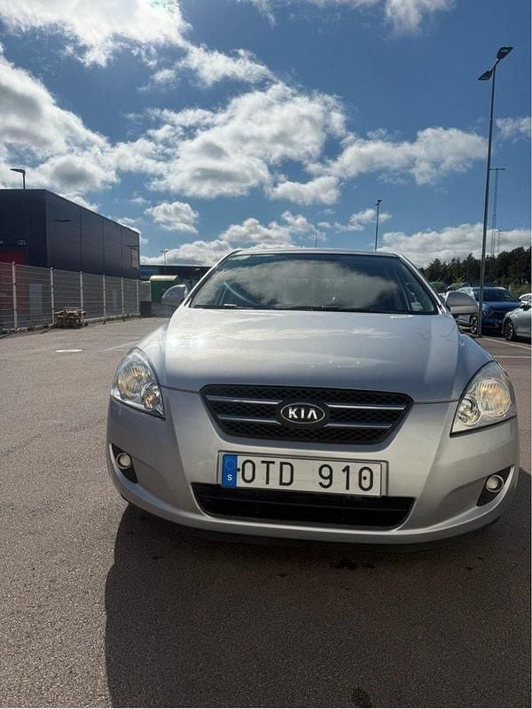 Silver Begagnad 2009 Kia Ceed 4 Halvkombi | 72 999 kr (Marknadspris) - Bild 1/4