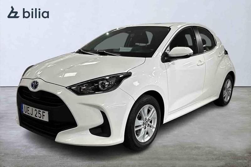 Vit Begagnad 2022 Toyota Yaris Hybrid Halvkombi | 214 900 kr (Marknadspris) - Bild 1/1