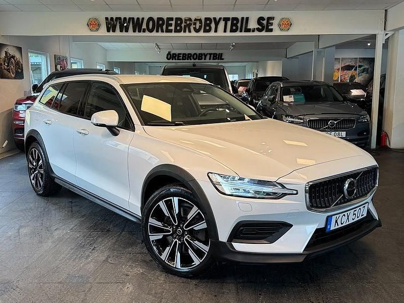 Begagnad Volvo V60 CC Momentum 198 HK (145 kW) 2022 Vit Kombi