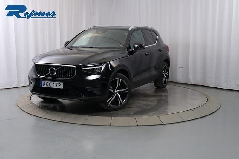 Svart Begagnad 2022 Volvo XC40 Core SUV | 324 900 kr (Marknadspris) - Bild 1/4