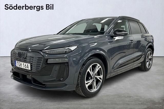 Magnetgrå Begagnad 2025 Audi Q6 e-tron S-Line SUV | 779 000 kr (Bra pris) - Bild 1/4