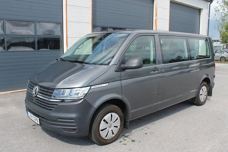 Grå Begagnad 2021 VW Caravelle Trendline Minibuss | 369 900 kr (Marknadspris) - Bild 1/4