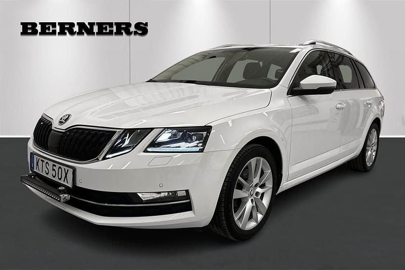 Vit Begagnad 2020 Skoda Octavia Style Kombi | 219 900 kr (Marknadspris) - Bild 1/4