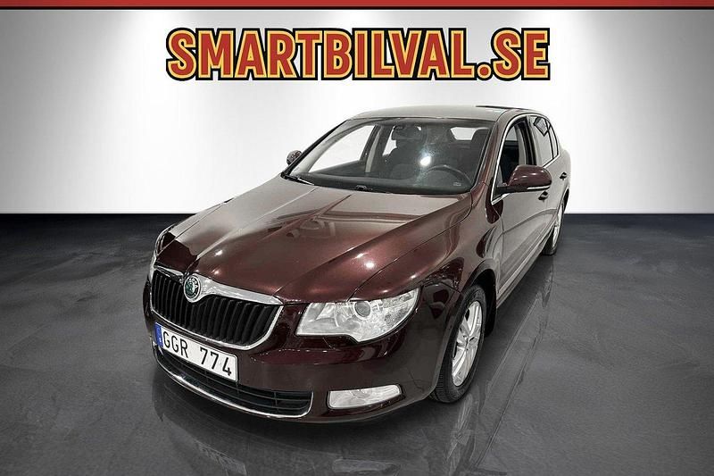 Mörkröd Begagnad 2009 Skoda Superb Ambition Halvkombi | 49 900 kr - Bild 1/4