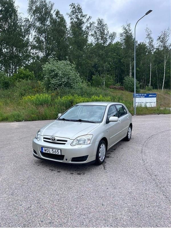 Silver Begagnad 2005 Toyota Corolla Halvkombi | 27 000 kr (Marknadspris) - Bild 1/4