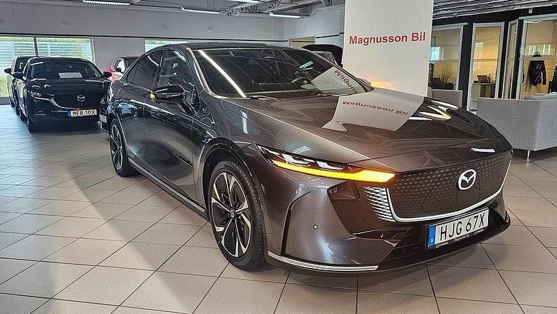 Grå (machine grey metallic ) Ny 2025 Mazda 6e Edition Sedan | 464 500 kr - Bild 1/3