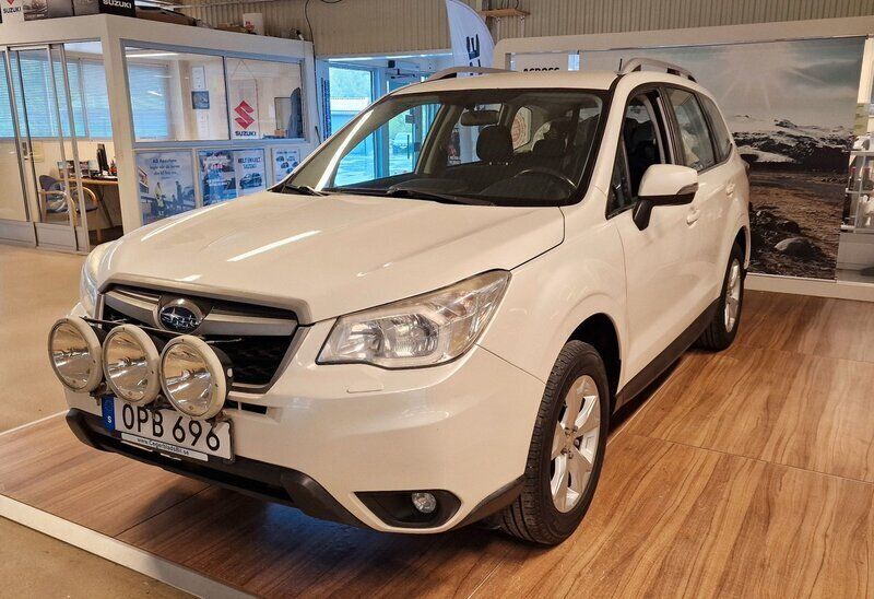 Vit Begagnad 2014 Subaru Forester SUV | 159 900 kr (Marknadspris) - Bild 1/4
