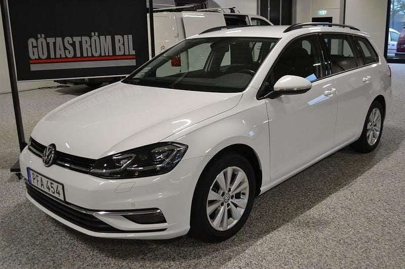 Vit Begagnad 2017 VW Golf VII Kombi | 188 000 kr (Marknadspris) - Bild 1/4