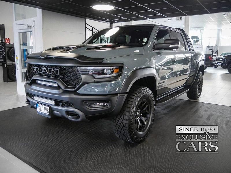 Grå (anvil grey) Begagnad 2021 Dodge Ram Pickup | 1 311 250 kr (Marknadspris) - Bild 1/4