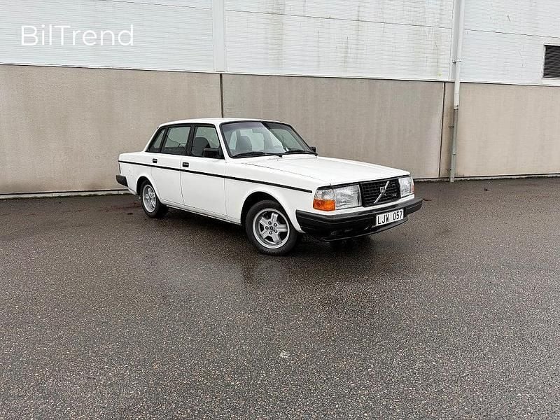 Vit Begagnad 1983 Volvo 240 Sedan | 99 900 kr - Bild 1/4